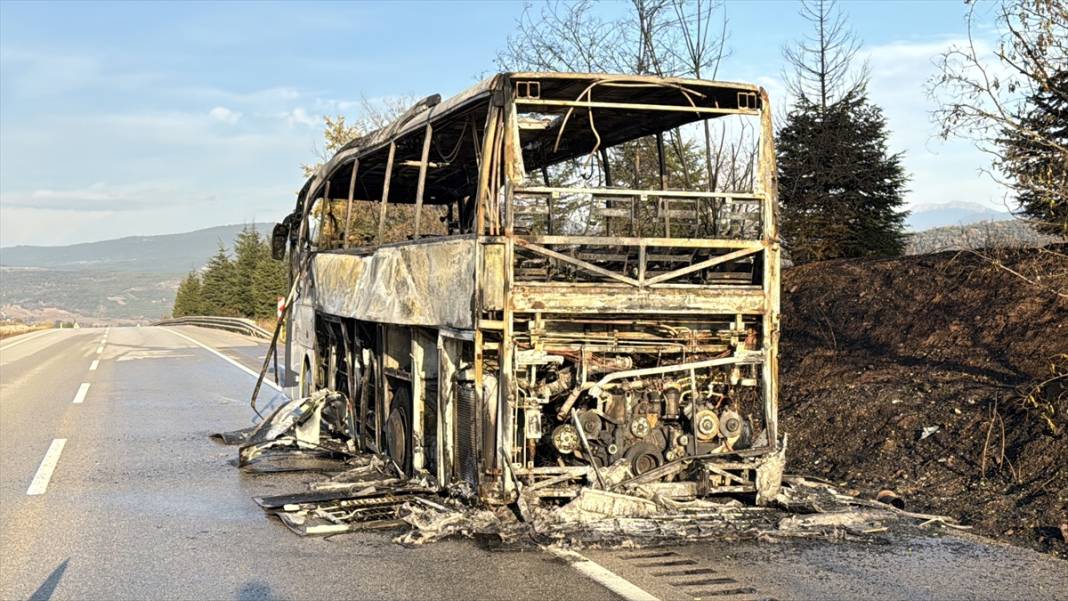 Yolcu otobüsü cayır cayır yandı! 30 yolcuyu şoförün dikkati kurtardı 1